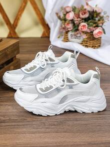 这款男士厚底运动鞋采用白灰撞色设计，低帮厚底设计，既舒适又时尚。简约的网眼鞋面更添几分格调。它非常适合户外活动、工作和旅行，也是圣诞节和新年送礼的绝佳选择。 - 白灰 - 查看 3