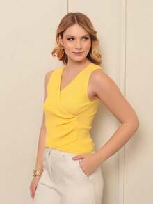 Regata Blusa Cropped Feminino de Malha com Bainha Irregular Decote em V e Frente Cruzada  Sem Mangas - Amarelo - Visão 4