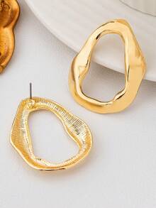 1 par de pendientes asimétricos de oro metálico