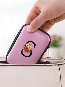 Sac organisateur en EVA rose avec initiales A-Z, sac de rangement pour câbles de données + ligne de données USB, étui de rangement pour câbles électroniques, chargeurs, écouteurs, porte-écouteurs pour festival de musique, accessoires tech de voyage pratiques, étui zippé de rangement, répondant à vos besoins de stockage quotidiens. Peut être utilisé pour le transport, le travail, l'école, le stockage en dortoir