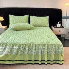 3 piezas Nuevo conjunto de falda de cama de terciopelo de estilo europeo para otoño/invierno, unicolor simple con bordado de encaje, suave y cómodo, cálido y transpirable, cubierta protectora contra el polvo, juego de sábana ajustada antideslizante, adecuado para dormitorio, habitación de invitados, hotel, 1 falda de cama + 2 fundas de almohada (sin relleno de almohada), proporciona una sensación suave en la piel