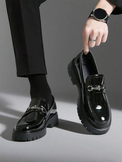 أحذية لوفر رجالية بتصميم بريطاني جديد، بلمسة عتيقة، ناعمة ومريحة، برأس مستدير، أحذية جلدية رسمية أنيقة، جلد لامع، قاعدة سميكة مانعة للانزلاق، مناسبة للكاجوال والمواعدة والحفلات والزفاف والهدايا. الرجاء طلب مقاس أكبر حيث أنها تكون صغيرة المقاس.