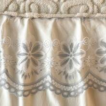 3 piezas Nuevo conjunto de falda de cama de terciopelo de estilo europeo para otoño/invierno, unicolor simple con bordado de encaje, suave y cómodo, cálido y transpirable, cubierta protectora contra el polvo, juego de sábana ajustada antideslizante, adecuado para dormitorio, habitación de invitados, hotel, 1 falda de cama + 2 fundas de almohada (sin relleno de almohada), proporciona una sensación suave en la piel