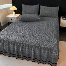 3 piezas Nuevo conjunto de falda de cama de terciopelo de estilo europeo para otoño/invierno, unicolor simple con bordado de encaje, suave y cómodo, cálido y transpirable, cubierta protectora contra el polvo, juego de sábana ajustada antideslizante, adecuado para dormitorio, habitación de invitados, hotel, 1 falda de cama + 2 fundas de almohada (sin relleno de almohada), proporciona una sensación suave en la piel