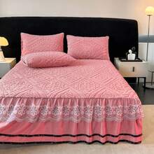 3 piezas Nuevo conjunto de falda de cama de terciopelo de estilo europeo para otoño/invierno, unicolor simple con bordado de encaje, suave y cómodo, cálido y transpirable, cubierta protectora contra el polvo, juego de sábana ajustada antideslizante, adecuado para dormitorio, habitación de invitados, hotel, 1 falda de cama + 2 fundas de almohada (sin relleno de almohada), proporciona una sensación suave en la piel