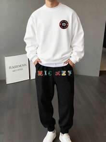 Disney مجموعة بلوزة وبنطلون رياضي مطبوع عليها ميكي ماوس للرجال، مناسبة للارتداء اليومي الكاجوال، والخروجات في عطلة نهاية الأسبوع، والتجمعات مع الأصدقاء، والسفر وغيرها من الأنشطة الاجتماعية المريحة. هذه المجموعة الرياضية هي قطعة متعددة الاستخدامات أساسية في خزانة ملابس الرجل، وتشكل هدية رائعة للأصدقاء أو الأزواج.