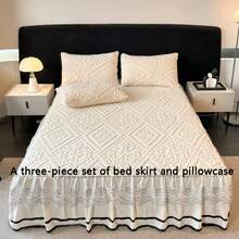 3 piezas Nuevo conjunto de falda de cama de terciopelo de estilo europeo para otoño/invierno, unicolor simple con bordado de encaje, suave y cómodo, cálido y transpirable, cubierta protectora contra el polvo, juego de sábana ajustada antideslizante, adecuado para dormitorio, habitación de invitados, hotel, 1 falda de cama + 2 fundas de almohada (sin relleno de almohada), proporciona una sensación suave en la piel