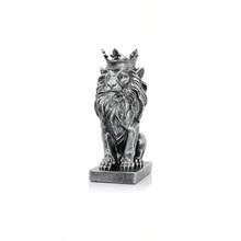 AMOIENSIS - Decoracin de estatua de len, decoracin de mesa de len de Fengshui, decoracin de mesa de len, regalo de mascota del equipo de negocios del len Leo, estatua de resina dorada de 9 - Plata envejecida - Ver 2