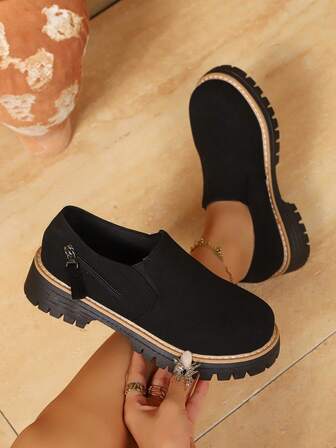 2025 새로운 두꺼운 밑창 슬립온 여성용 로퍼, 패션 유럽 스타일 리벳 장식 캐주얼 신발, 옆면 지퍼 포함