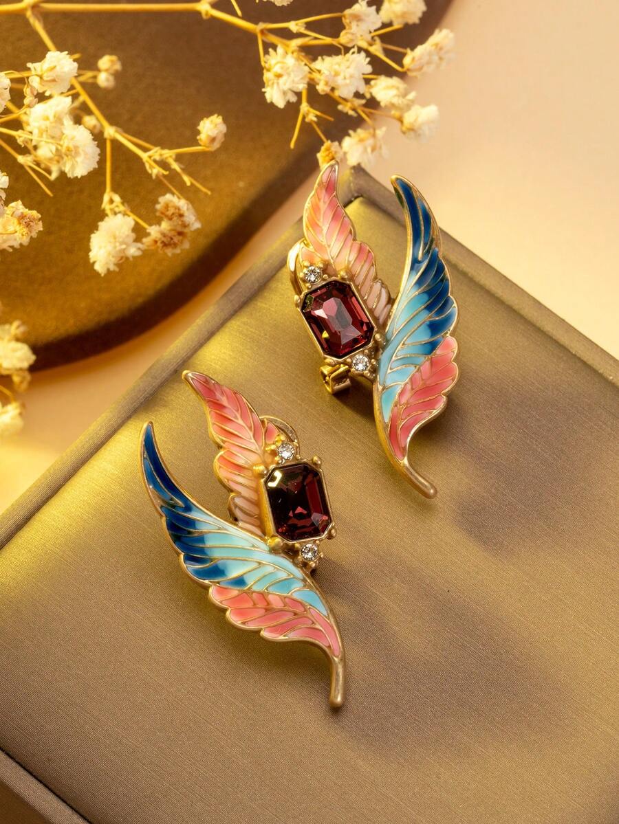 1 Cặp bông tai cánh tráng men nhiều màu cổ điển, bông tai phong cách Châu Âu và Mỹ khảm đá quý - Bông tai cánh lông vũ nhiều màu sắc cổ điển, kẹp tai đá quý thiết kế độc đáo - Bông tai cánh tráng men nghệ thuật, bông tai dự tiệc sang trọng Châu Âu và Mỹ - Tiệc tùng: Thích hợp cho tiệc tối, tiệc theo chủ đề cổ điển, thiết kế cánh độc đáo và ánh đá quý thể hiện sự thanh lịch, dễ dàng trở thành tâm điểm. - Trang phục hàng ngày: Kết hợp với váy cổ điển hoặc áo nỉ thường ngày, truyền tải phong cách nghệ thuật và độc đáo vào diện mạo của bạn, tăng cường khả năng nhận diện trang phục của bạn. - Nhiều màu - Xem 1