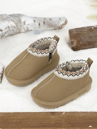 Ett par snöstövlar i koreansk stil för flickor, vinterskor för nya babyer med spetsstickade snöstövlar, korta stövlar, isolerade och fluffiga