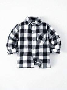 年輕男孩經典街頭風格黑白格紋長袖襯衫，休閒