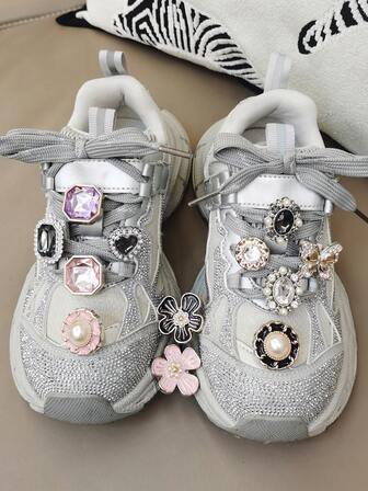 4 st Y2K-stil bling strass fjärils skosnören berlocker gör-det-själv-dekorationer för kvinnor sneakers stövlar avtagbara konstgjorda pärlblommor skospännen dekor färgglada geometriska formade skosnören klämmor tillbehör passar dam snörning skor jul halloween alla hjärtans dag födelsedag festival fest presenter (skor ingår ej)