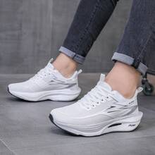 女士时尚百搭马拉松碳板科技跑鞋，轻便减震马拉松运动鞋，碳纤维适合青少年，健身跑步，时尚透气防滑耐穿运动休闲跑鞋，软底经典渐变色运动鞋，健身步行鞋 - 白色 - 查看 4