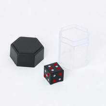 这款爆炸骰子魔术道具包含一个黑色六边形盖子和一个透明容器,可容纳不同尺寸的骰子。适合魔术爱好者、桌游玩家,或作为礼物赠送。该道具运用视觉错觉和机械原理,创造出令人惊叹的“骰子分裂”效果,增强表演的趣味性和互动性。 - 彩色 - 查看 9