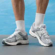 Nike 男士 ZOOM VOMERO 5 复古休闲低帮运动鞋，2026 新款 IM2219-121 - 白銀灰 - 查看 1