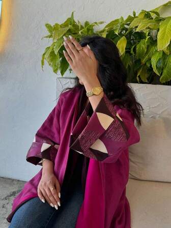 这款女士优雅经典纯色椭圆形印花拼接袖口长袍，尽显优雅精致的风格，适合所有季节和文化活动，也适合日常和正式场合，是各种聚会、节日和旅行的理想之选。