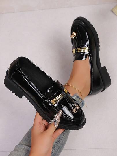 女式新款圆头厚底一脚蹬纯色学院风学校/通勤/户外/休闲纯金属乐福鞋，适合办公室、户外、学校、所有季节