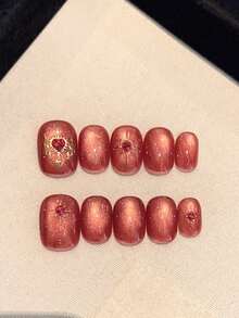 10 Stücke hochwertige und luxuriöse handgefertigte tragbare Nägel mit großen roten Katzenauge-Sternen und Sonnenblumen-Aufklebern. Die gepressten Nägel sind für Frauen, Mädchen und Studenten für den täglichen Gebrauch geeignet. Es sind quadratische Nägel für Partys, Feiern und Einkaufen, die weiß und elegant aussehen. Die kurzen Nägel kommen mit Gelee-Kleber und Reibestreifen als Geschenke.