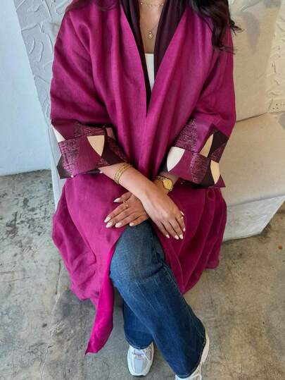 这款女士优雅经典纯色椭圆形印花拼接袖口长袍，尽显优雅精致的风格，适合所有季节和各种文化活动。它既是女士服装，也是优雅精致的长袍，同时也是一件时尚复古的阿拉伯服饰。这款时尚优雅的开襟长袍适合日常和正式场合穿着，四季皆宜，可用于各种场合，例如派对、假期和春季旅行。