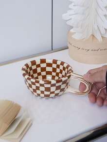 1个玫瑰条纹陶瓷马克杯，采用不对称心形设计，饰以棋盘格图案，是一款精致的条纹陶瓷咖啡杯。做工精美，美观大方，适合日常居家使用：- 早晨喝水杯 - 早餐喝牛奶杯 - 下午茶拿铁杯，也是理想的送礼之选。 - 彩色 - 查看 8