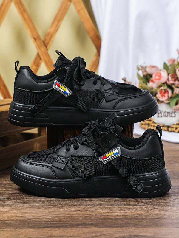 Sneaker casual da uomo con un classico design a blocchi di colore nero, punta tonda e allacciatura bassa. Elegante, versatile e semplice - perfetto per avventure all'aperto, la vita di tutti i giorni o gli spostamenti per lavoro. Ottimo anche per lo skateboard, un regalo perfetto per il Nuovo Anno o le celebrazioni natalizie.