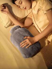 1个可爱毛绒热水袋，可用于暖胃和暖手，适合女学生使用