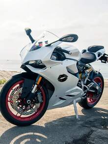 2 piezas Pegatina plana y creativa con diseño de labios de beso para decoración de carrocería de automóvil - Diseño de labios rojos sexy y elegante, calcomanía resistente al clima para ventanas y carrocería para personalización de automóviles | Accesorio decorativo audaz | Patrón de labios rojos vibrante y lindo, apto para parachoques, ventanas triangulares, ventanas laterales, cubiertas de automóviles, cascos de motocicleta, lados del tanque de combustible, película autoadhesiva resistente a los arañazos y al agua, adecuada para automóviles, motocicletas y SUV