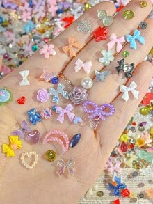 50克/包（500-600个）3D混色美甲装饰品，形状多样，包括爱心、花朵、蝴蝶结等，树脂材质，底部平坦，镶嵌水钻，适用于美甲DIY、工艺品制作和珠宝制作。 - 彩色 - 查看 8