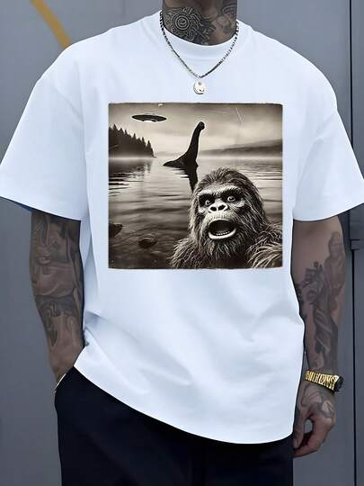 Criatura peluda emerge de lago con ovni en el cielo y monstruo marino en la lejanía captura la fantasía de lo desconocido leyendas criptidas y encuentros alienígenas un misterio visual impactante camiseta de hombre 100% algodón