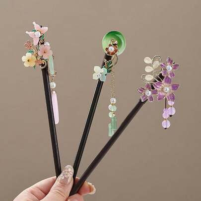 新款中国风多色花朵流苏发夹，搭配珍珠、薰衣草色和蓝色花瓣流苏发饰，流苏由串珠线制成，层叠设计，精致优雅，适合打造精致发髻，可用于婚礼、发髻造型、发夹、发饰等。