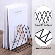 حامل معدني ثلاثي الأضلاع ب- 5 أقسام (أسود)، مثالي لتنظيم الكتب والمستندات والعناصر المتنوعة على مكتبك. حافظ على نظافة مساحة عملك.