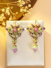 1 对浪漫优雅的蝴蝶耳环。粉紫色的蝴蝶翅膀就像娇嫩绽放的花瓣，散发着柔和的色调。中心的椭圆形宝石就像蝴蝶的眼睛，散发着神秘的光芒。下方的光泽珍珠点缀如晨露般生动。戴上它们，仿佛用春天的辉煌和诗意装饰了你的耳朵。