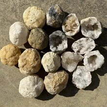 4/8/12/24pcs 1.2-1.6in/Middle Size DIY Agate Geode Egg Kit -Cut/Break Your Own GeodesDiscover Amazing Surprise Crystals Inside!- Unique Crystal Gift For Collectors