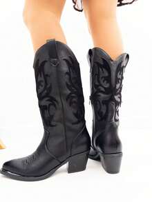 STYLEE FOOTWEAR Damen-Cowboystiefel mit dekorativer Stickerei und mittelhohem Absatz, elegantes High-Top-Western-Design mit spitzer Zehenpartie, moderner und bequemer Stil, ideal zum Kombinieren mit Kleidern, Röcken oder Jeans im Herbst und Winter. Voraussichtliche Lieferung: 1-3 Werktage (Halbinsel) Cowboy Embroidery Holidays - Schwarz - Übersicht 3