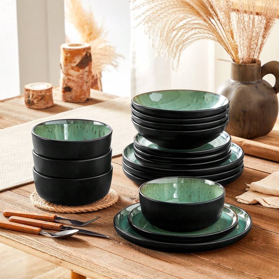 vancasso Ce service de table en céramique de 16 pièces présente un motif émaillé mat cuit au four, disponible en cinq couleurs. Il comprend quatre assiettes plates, quatre assiettes à dessert, quatre assiettes creuses et quatre bols pour quatre personnes.