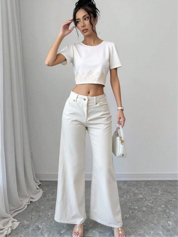 Blusa elegante de mujer de manga corta con cuello redondo y detalle de bordado en tejido elástico medio - Blanco - Añade 4