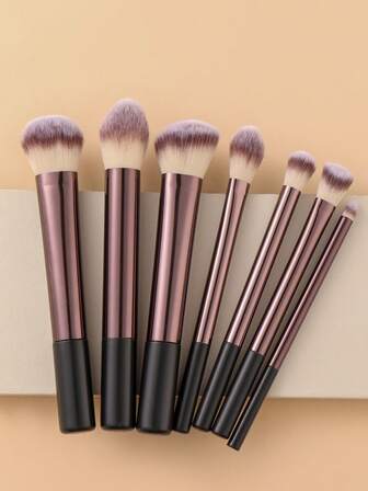 7件套专业化妆刷套装，包含散粉刷、轮廓刷、腮红刷和全套眼部化妆刷，适合旅行携带，也是送给女性的理想礼物。