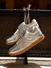 Rosella Carlie 女士时尚复古休闲金属银色皮革运动鞋，情人节必备，舒适可爱Y2K冬季平底步行鞋，防滑系带低帮，女士运动健身户外旅行度假商务休闲工作办公室礼服婚礼哺乳训练运动鞋网球鞋，2026春夏新款女鞋 - 銀色 - 查看 2