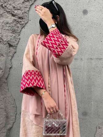 这款女士优雅经典纯色条纹拼接袖口长袍，尽显优雅精致的风格，适合所有季节和各种文化活动。它既是穆斯林女装，也是优雅精致的穆斯林长袍，同时兼具时尚复古阿拉伯风情。这款时尚优雅的开襟长袍适合日常和正式场合，四季皆宜，可用于各种场合，如派对、节日和旅行。