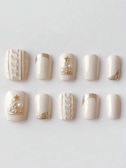 10片纯手工制作的按压式美甲，短款方形美甲，白色美甲，优雅精致，轻盈奢华的圣诞风格，采用3D可捏合针织纹理、手绘圣诞树、星星亮片和金色细节，同时又不失独特、简约、可爱和温柔，适合女性和女孩，可用于秋冬季节庆圣诞派对和日常佩戴。