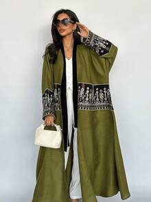 Bata tejida verde de lujo, con puños bordados, de longitud moderada, elegante para ocasiones especiales