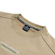 Under Armour 男士休闲卫衣，APAC Terry OG 96 Crew-BRN，宽松舒适针织套头衫，罗纹下摆饰有刺绣Logo，日常休闲卫衣 - 田野棕 - 查看 4