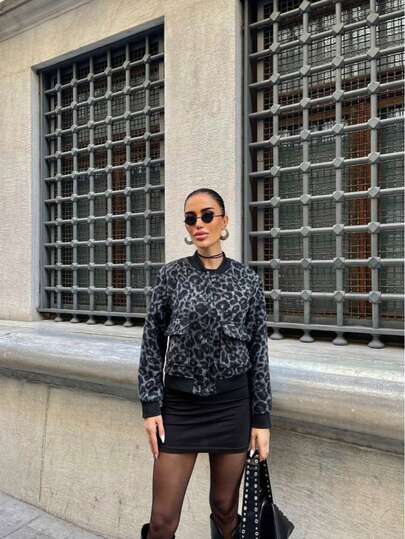 Krótka kurtka z nadrukiem w panterkę i ozdobnymi guzikami