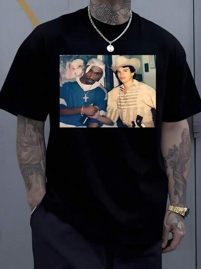 Apretón de manos icónico de un rapero legendario y un ícono musical mexicano representa unidad y respeto cultural homenaje a su legado perdurable en esta camiseta de hombre 220g