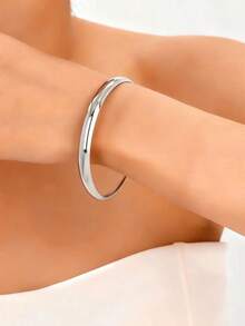 2pcs Fashionable Exaggerated Metal Pattern Bangle Bracelets, Suitable As Gifts For Friends