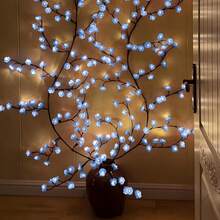 AMill 96-Light USB-Powered Cherry Blossom LED Fairy Lights - 5.9ft Faux Floral Garland With Dimmable Brightness, Warm & Cool Night Light, Plug & Play For Indoor Home Decor, Christmas, Bedroom, Kitchen, Party Decoration (No Batteries/Battery-Free) - 藍色 - 查看 6