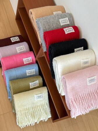 1条女士秋冬新款毛绒流苏围巾，30%羊毛，保暖舒适大披肩，防风保暖，适合户外穿着，简约百搭，日常佩戴，女士冬季围巾