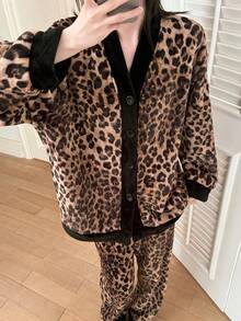 两件套豹纹抓绒睡衣套装，立领，纽扣前襟，女士法兰绒长袖上衣和长裤睡衣，秋冬季，舒适保暖