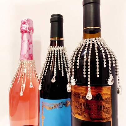 Elegante pendente per bottiglia di vino con cristalli, tappo per bottiglia di vino con nappina, decorazione da tavolo per matrimonio e fidanzamento, decorazione da tavolo metallica e lucida a forma di goccia con dettagli perlinati, perfetta per Natale, San Valentino, Ringraziamento, Capodanno - Ideale per decorazione di casa, ristorante e festa - Idea regalo di lusso, decorazione per vino, accessorio per celebrazioni